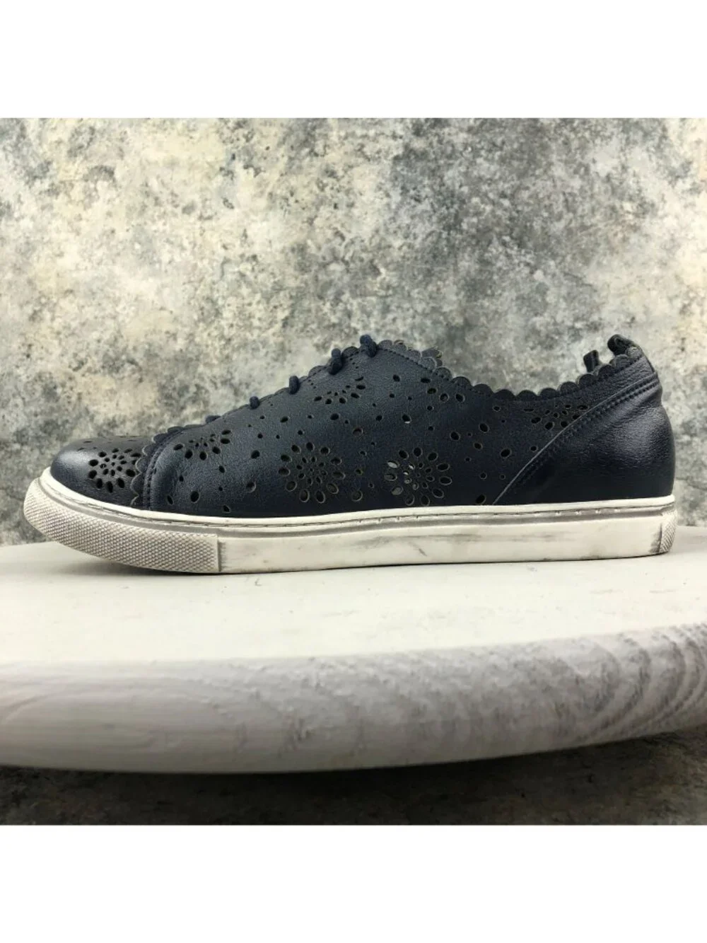 Gelato Women's Size 41 Black Leather Floral Perforated Lace-Up Low Top Sneakers